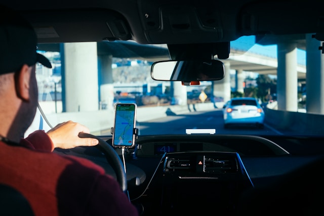 person-holding-iphone-6-inside-car